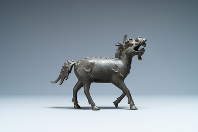 Een Chinese bronzen wierookbrander in de vorm van een kylin, Kangxi