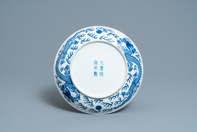 Een Chinese blauw-witte 'draken' schotel, Tongzhi merk en periode