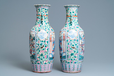 Een paar Chinese famille rose vazen met hof- en strijdsc&egrave;nes, 19e eeuw