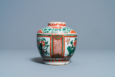 A Chinese famille verte dish and a wucai jar, Kangxi and Transitional period