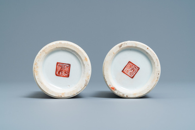 Une paire de pots &agrave; pinceaux en porcelaine de Chine famille rose &agrave; d&eacute;cor 'Wu Shuang Pu', marque et &eacute;poque de Daoguang