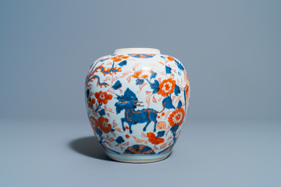 Une jarre en porcelaine de Chine de style Imari &agrave; d&eacute;cor de ph&eacute;nix et de qilins, Kangxi