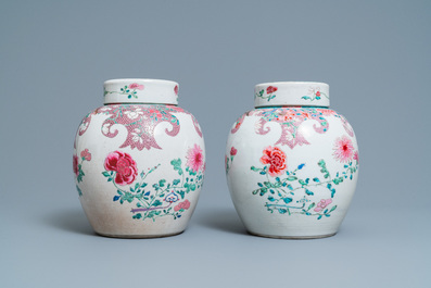 Een paar Chinese famille rose dekselpotten met floraal decor, Qianlong