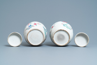 Een paar Chinese famille rose dekselpotten met floraal decor, Qianlong