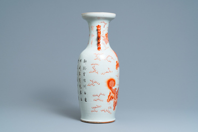 Een Chinese ijzerrode vaas met boeddhistische leeuwen, 19e eeuw