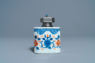 Eighteen Chinese blue and white saucers, seven cups, two dishes and a tea caddy, Kangxi/Qianlong