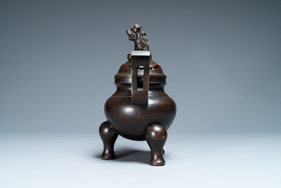 Un br&ucirc;le-parfum tripod couvert en bronze, Chine, marque de Qianlong, 19/20&egrave;me