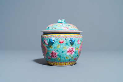 Een Chinese famille rose 'kamcheng' dekselkom voor de Straits of Peranakan markt, 19e eeuw