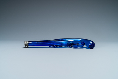 Un flacon en forme de pistolet en verre bleu de cobalt, Belgique ou Pays-Bas, 17&egrave;me