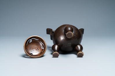 Un br&ucirc;le-parfum tripod couvert en bronze, Chine, marque de Qianlong, 19/20&egrave;me