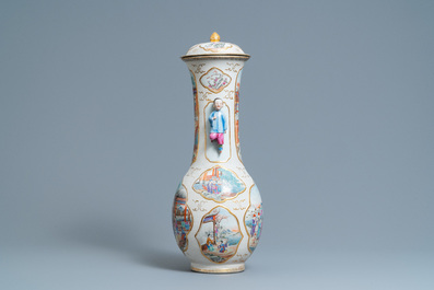 Een Chinese famille rose dekselvaas met mandarijns decor, Qianlong