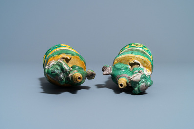 Une paire de porte-encens en forme de lions bouddhistes en biscuit &eacute;maill&eacute; sancai, Ming