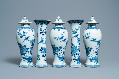 Een Chinees vijfdelig blauw-wit kaststel met floraal decor, Qianlong