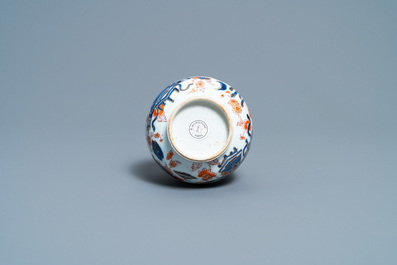 Un vase de forme bouteille en porcelaine de Chine de style Imari, Kangxi