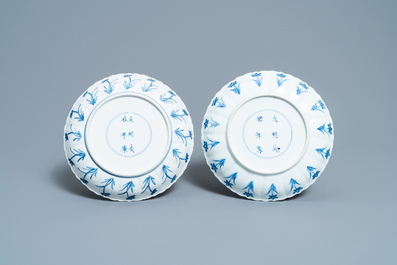 Twee Chinese blauw-witte borden, Chenghua merk, Kangxi