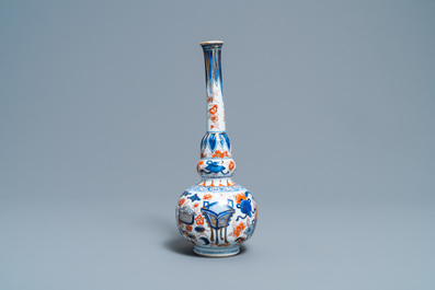 Un vase de forme bouteille en porcelaine de Chine de style Imari, Kangxi