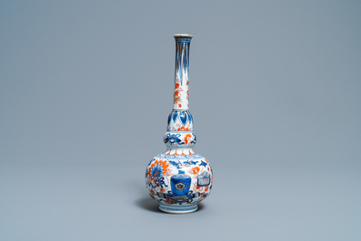 Un vase de forme bouteille en porcelaine de Chine de style Imari, Kangxi