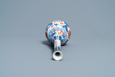 Un vase de forme bouteille en porcelaine de Chine de style Imari, Kangxi
