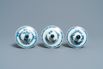 Een Chinees vijfdelig blauw-wit kaststel met floraal decor, Qianlong