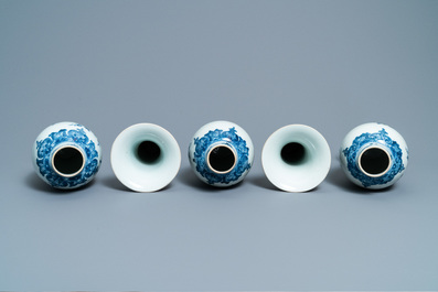 Een Chinees vijfdelig blauw-wit kaststel met floraal decor, Qianlong