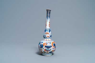 Un vase de forme bouteille en porcelaine de Chine de style Imari, Kangxi