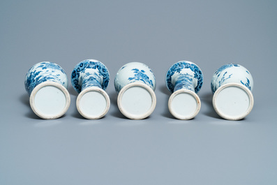 Een Chinees vijfdelig blauw-wit kaststel met floraal decor, Qianlong