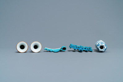 Drie Chinese famille rose en blauw-witte vaasjes en twee turquoise penselenrusten, Kangxi/Qianlong