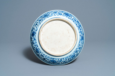 Een Chinese blauw-witte Ming-stijl schotel met florale slingers, Qianlong