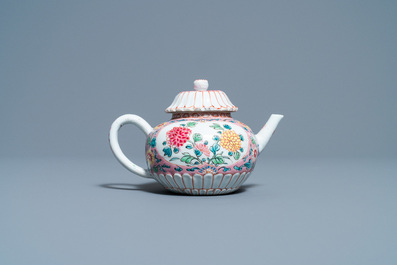 Een Chinese famille rose theepot met deksel, Yongzheng