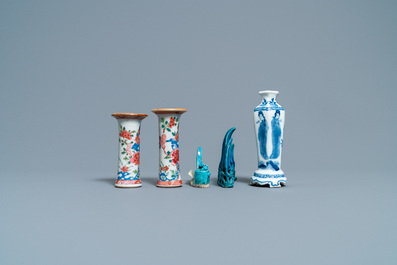 Drie Chinese famille rose en blauw-witte vaasjes en twee turquoise penselenrusten, Kangxi/Qianlong