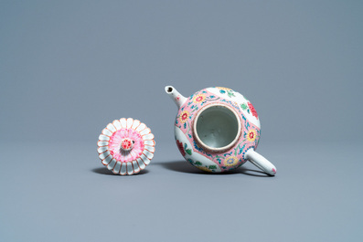 Een Chinese famille rose theepot met deksel, Yongzheng