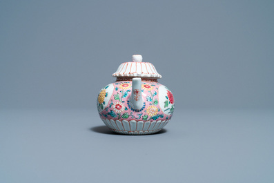 Een Chinese famille rose theepot met deksel, Yongzheng