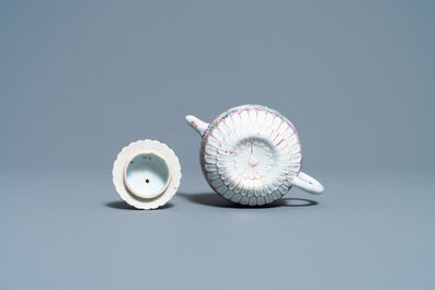 Een Chinese famille rose theepot met deksel, Yongzheng