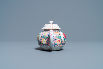 Een Chinese famille rose theepot met deksel, Yongzheng