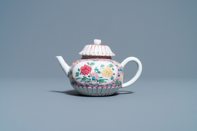 Een Chinese famille rose theepot met deksel, Yongzheng