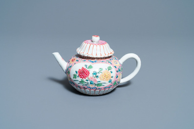 Een Chinese famille rose theepot met deksel, Yongzheng