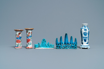 Drie Chinese famille rose en blauw-witte vaasjes en twee turquoise penselenrusten, Kangxi/Qianlong