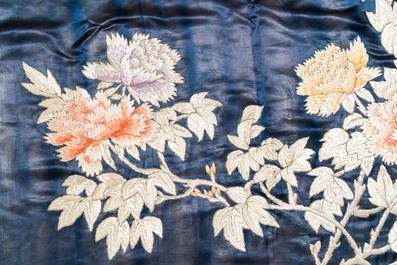 Trois panneaux en broderie de soie chinoise, 19&egrave;me