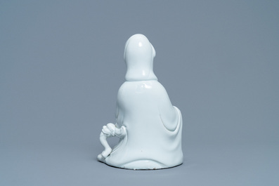 A Chinese Dehua blanc de Chine figure of Guanyin, 18/19th C.