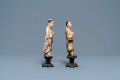 Une paire de figures en pierre &agrave; savon de Shoushan, Kangxi
