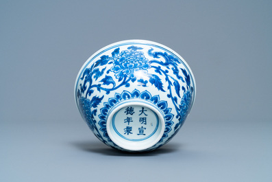 Een Chinese blauw-witte kom met pioenslingers, Xuande merk, Kangxi