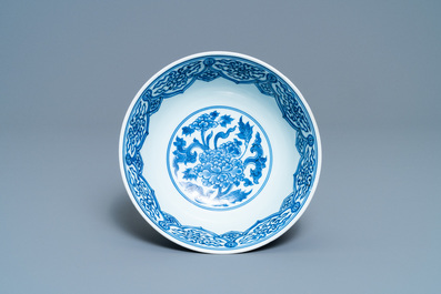 Een Chinese blauw-witte kom met pioenslingers, Xuande merk, Kangxi