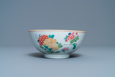 Een Chinese famille rose kom met floraal decor, Yongzheng
