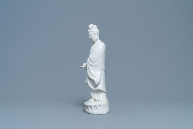 Een Chinese Dehua blanc de Chine figuur van Guanyin, Kangxi/Qianlong