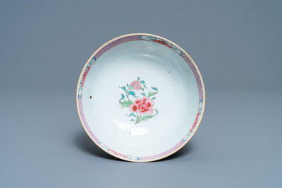 Een Chinese famille rose kom met floraal decor, Yongzheng