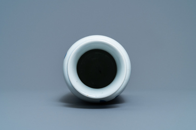 Een Chinese blauw-witte rouleau vaas met floraal decor, Kangxi