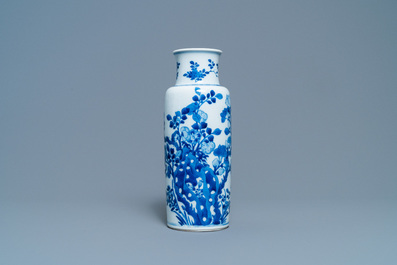 Een Chinese blauw-witte rouleau vaas met floraal decor, Kangxi