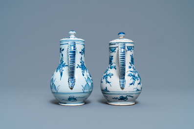 Een blauw-wit Delfts olie-en-azijnstel, 2e kwart 18e eeuw