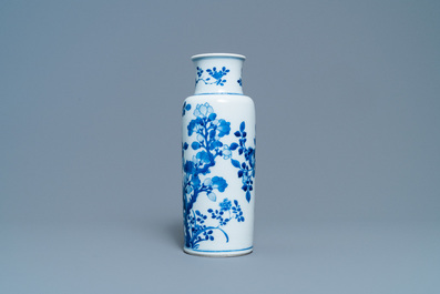 Een Chinese blauw-witte rouleau vaas met floraal decor, Kangxi