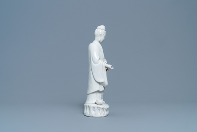 Een Chinese Dehua blanc de Chine figuur van Guanyin, Kangxi/Qianlong